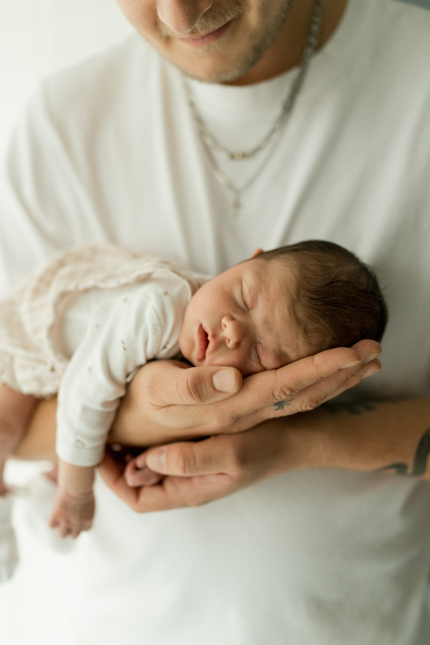 Newborn Portfolio Baby auf Papas Hand