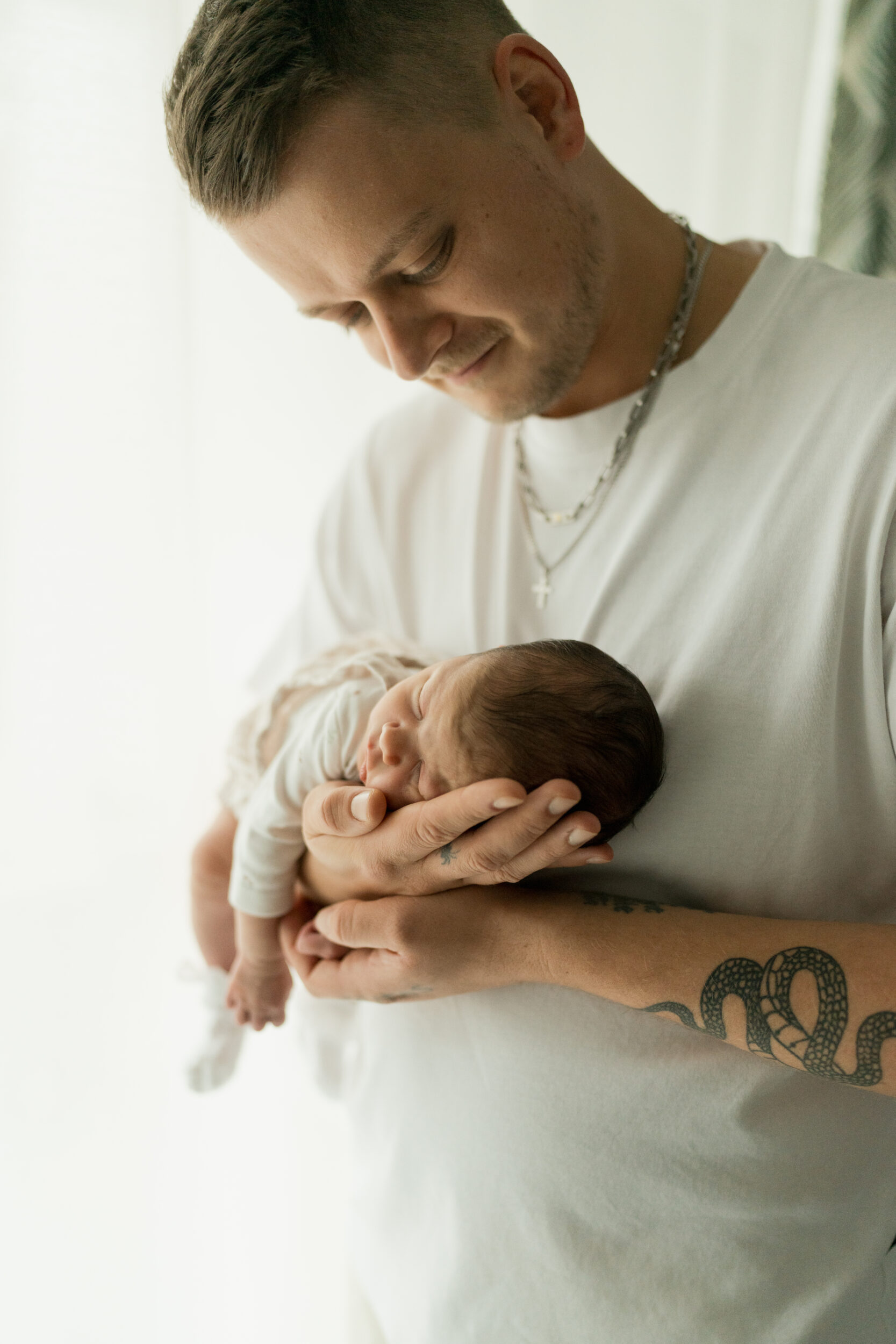 Newborn Portfolio Baby mit dem Bauch auf Papas Arm2