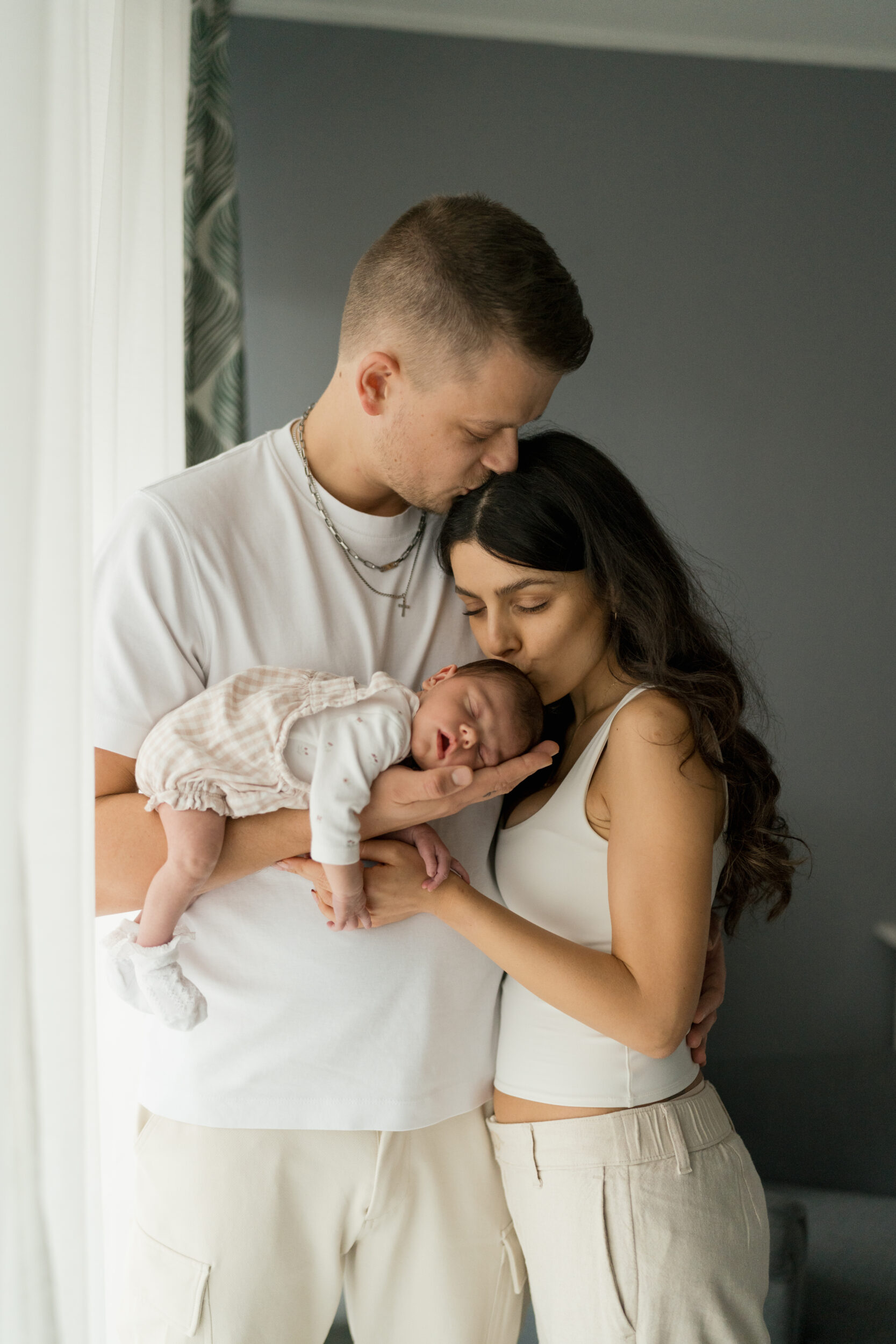 Newborn Portfolio Baby auf Mamas und Papas Arm5