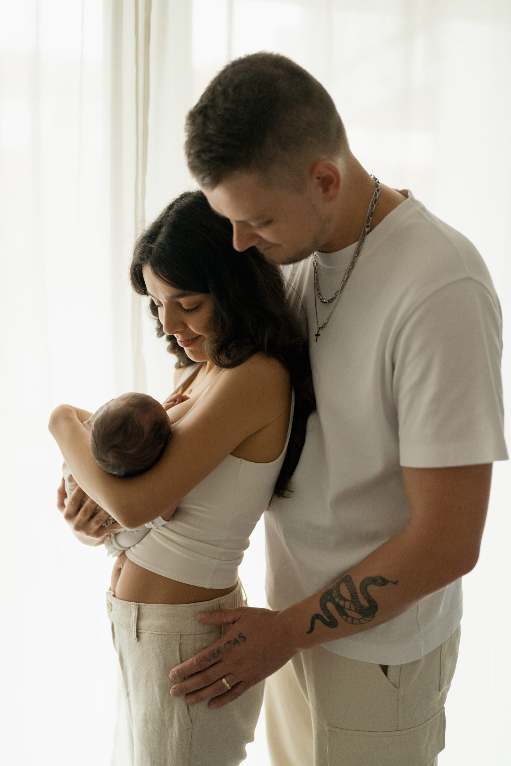 Newborn Portfolio Baby auf Mamas und Papas Arm3