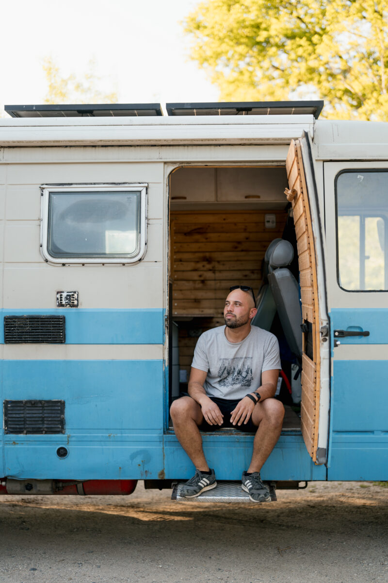 Portraitfoto eines Mannes in einem Wohnwagen sitzend