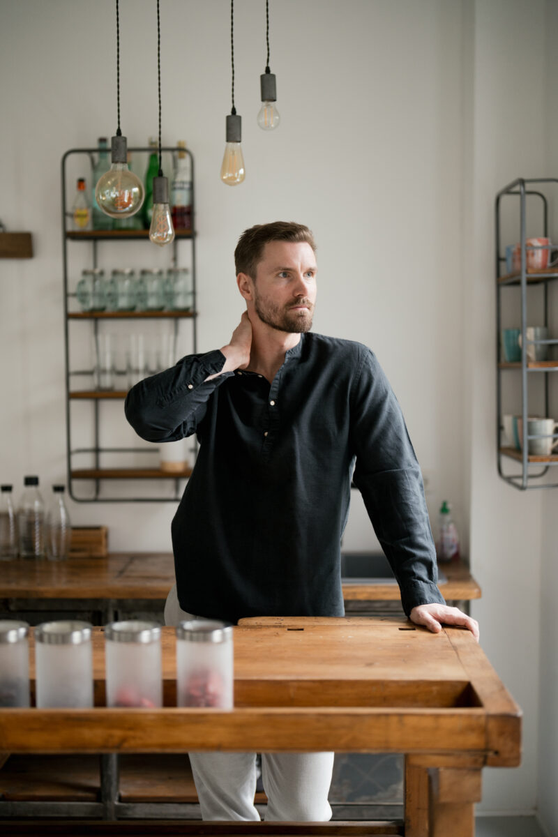 Portraitfoto eines Mannes im casual Look, fotografiert in einer Küche