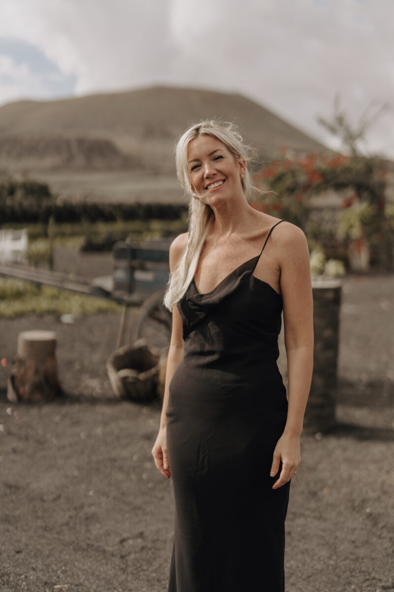 Portraitfoto einer Frau im Abendkleid, lächelnder Blick zur Kamera