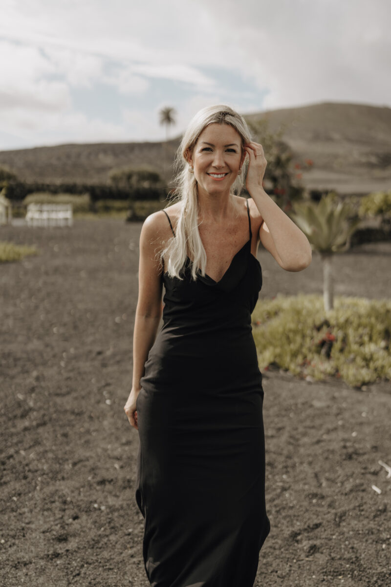 Portraitfoto einer Frau mit Abendkleid, im Freien fotografiert mit unscharfem Hintergrund