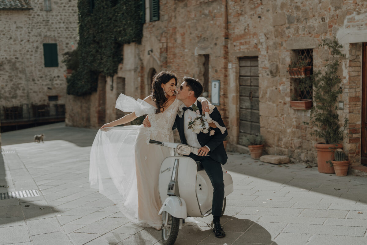 Destination Wedding Portfolio Hochzeitspaar posiert auf weißem Motorroller