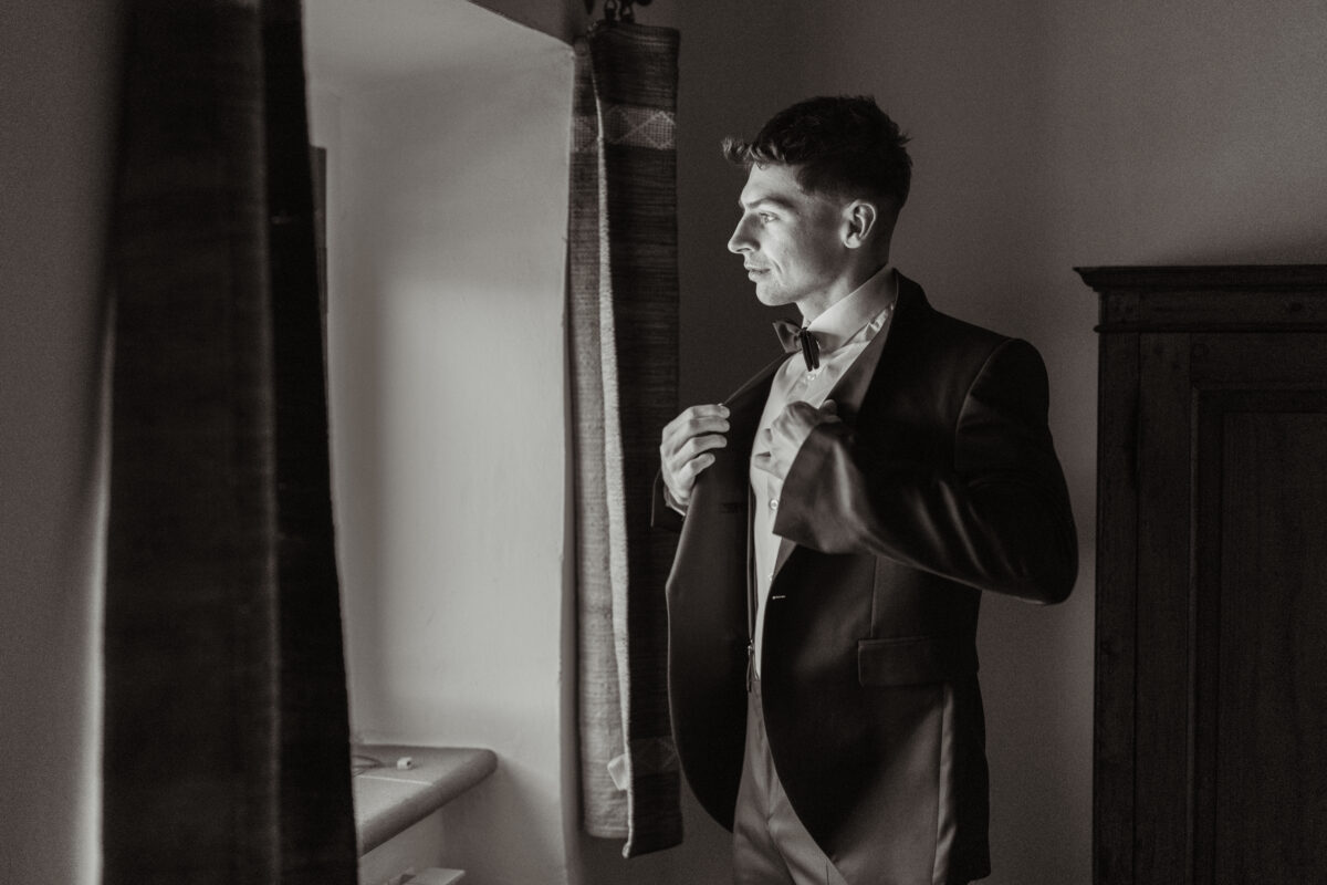 Destination Wedding Portfolio Bräutigam bereitet sich vor, schwarz-weiß