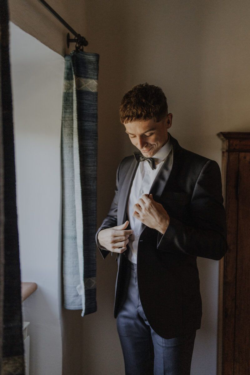 Destination Wedding Portfolio Bräutigam bereitet sich vor