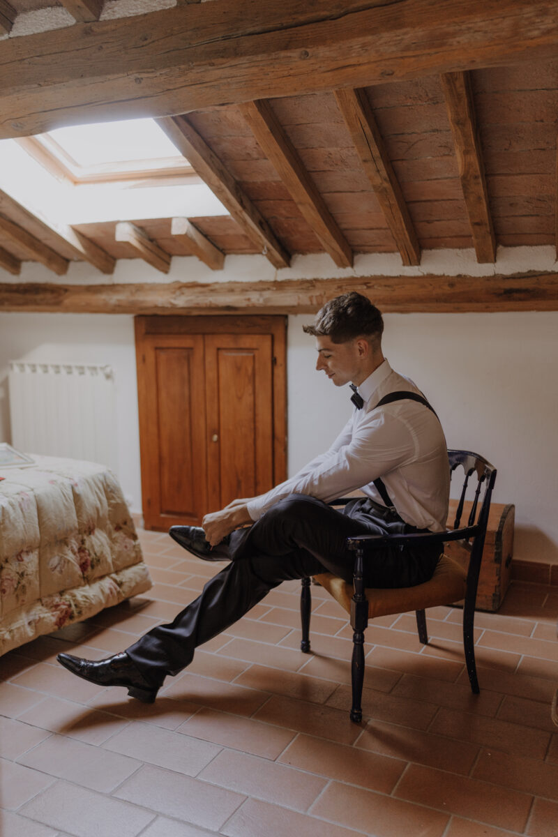 Destination Wedding Portfolio Bräutigam bereitet sich vor