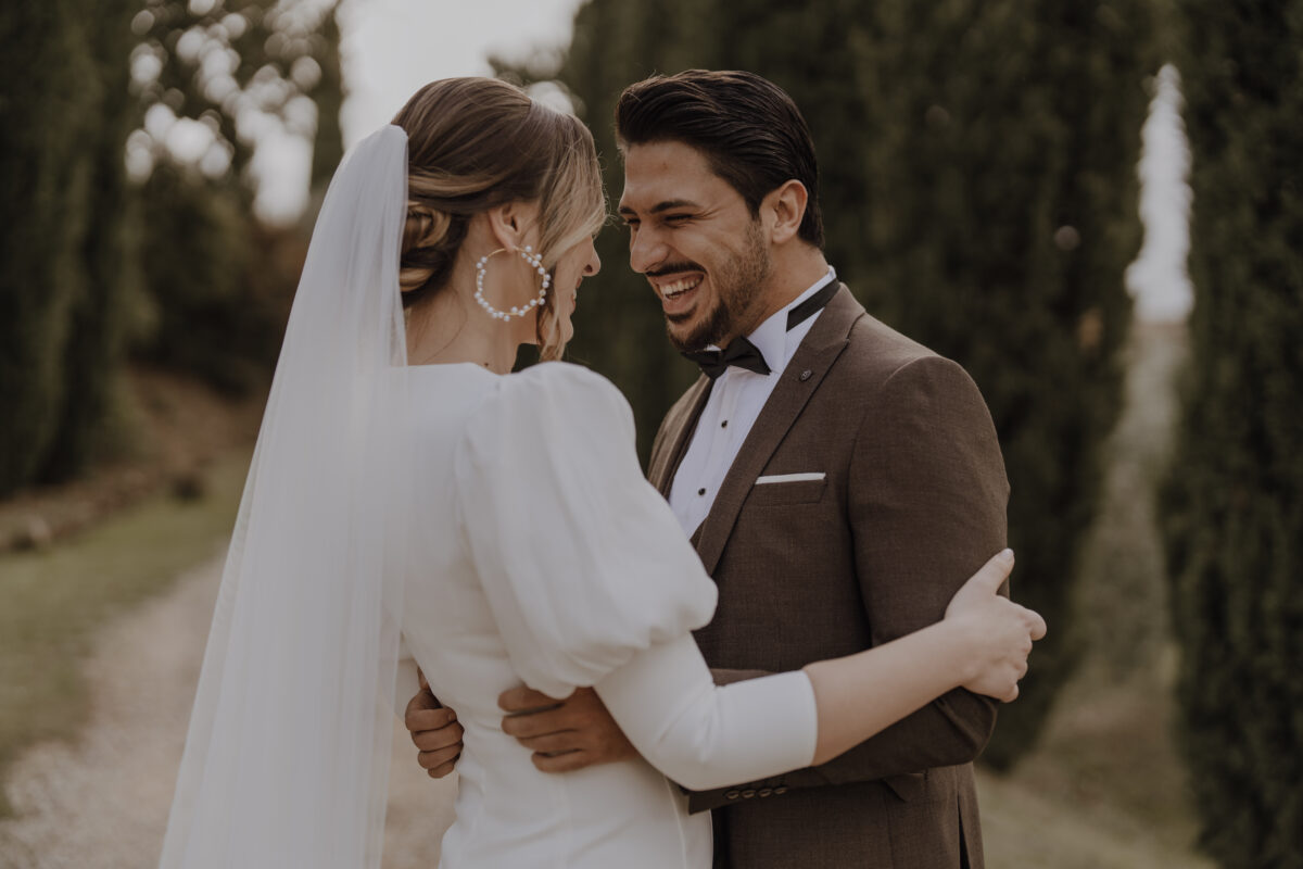 Destination Wedding Portfolio Hochzeitspaar umarmt sich lachend
