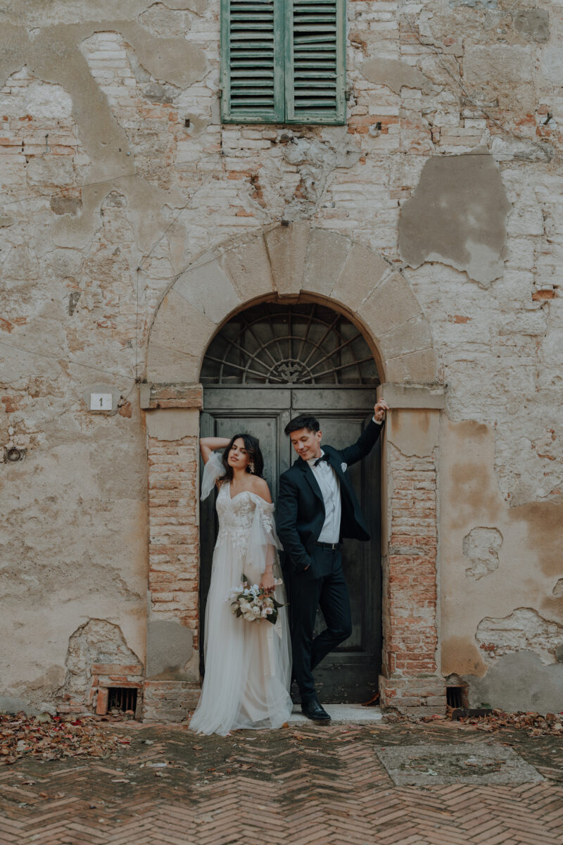 Destination Wedding Portfolio Hochzeitspaar steht in Torbogen