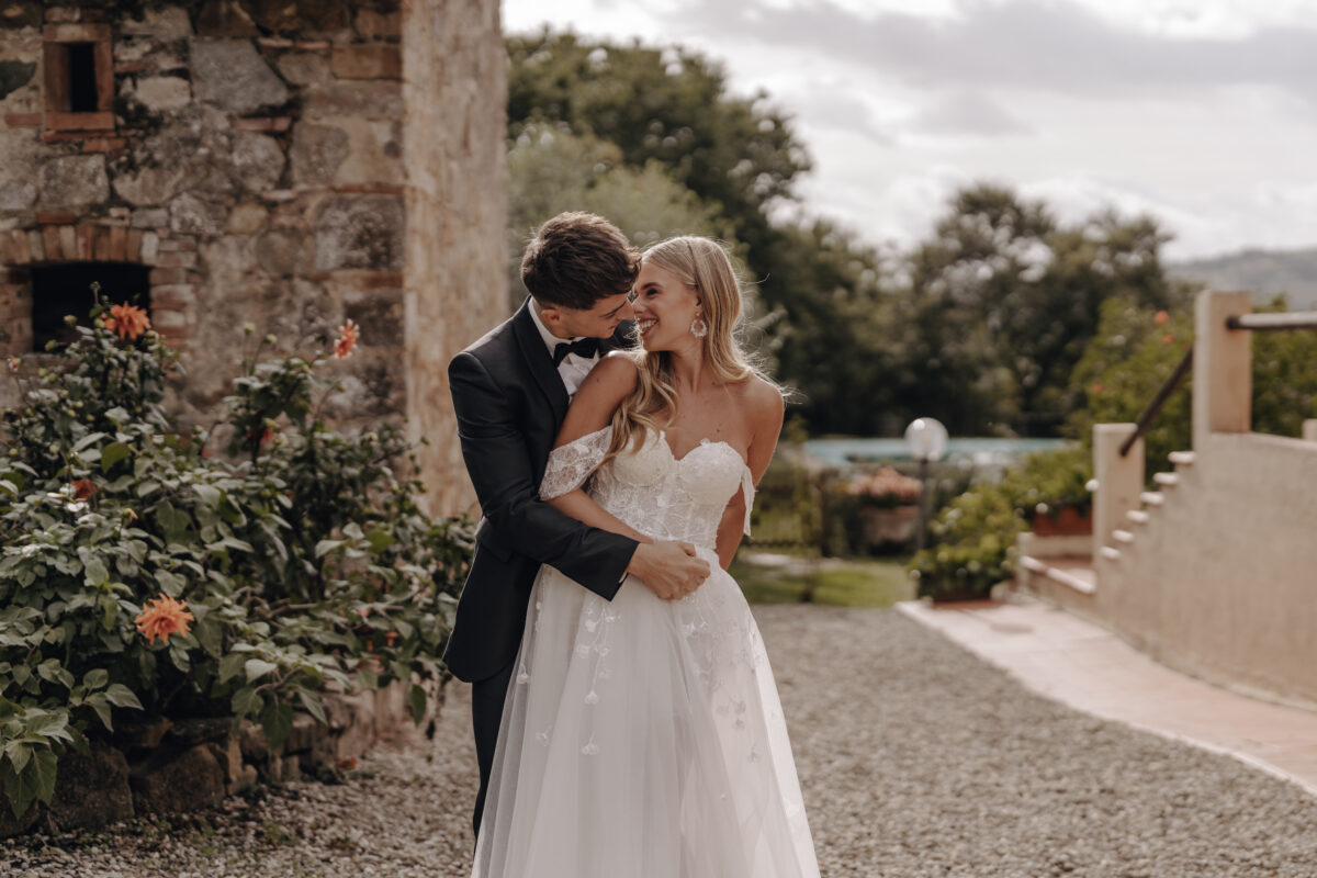 Destination Wedding Portfolio Hochzeitspaar umarmt sich vor natürlicher Kulisse