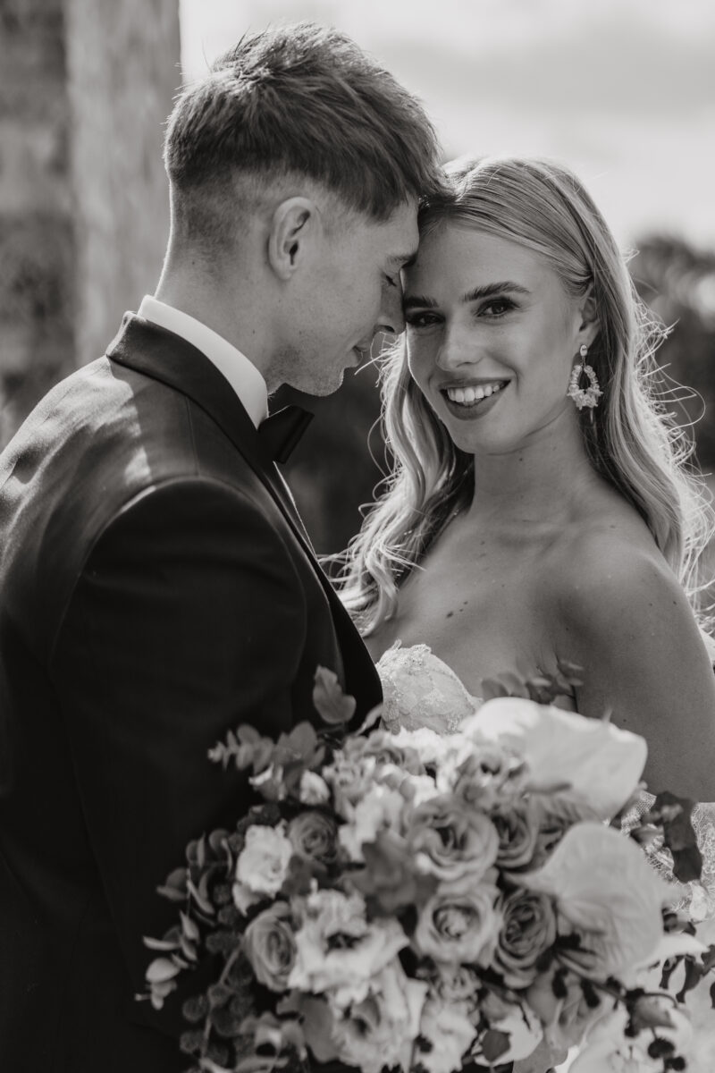 Destination Wedding Portfolio glückliches Hochzeitspaar in schwarz-weiß