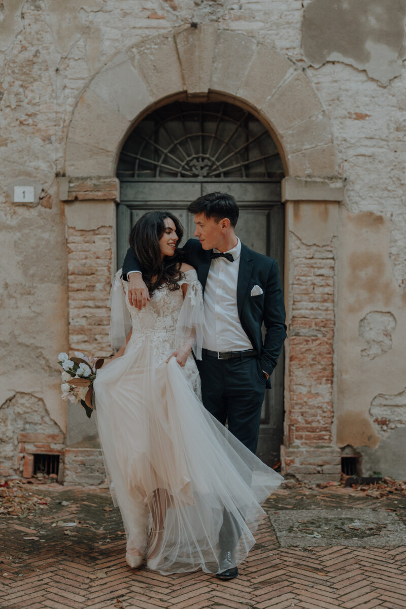 Destination Wedding Portfolio Hochzeitspaar steht in Torbogen