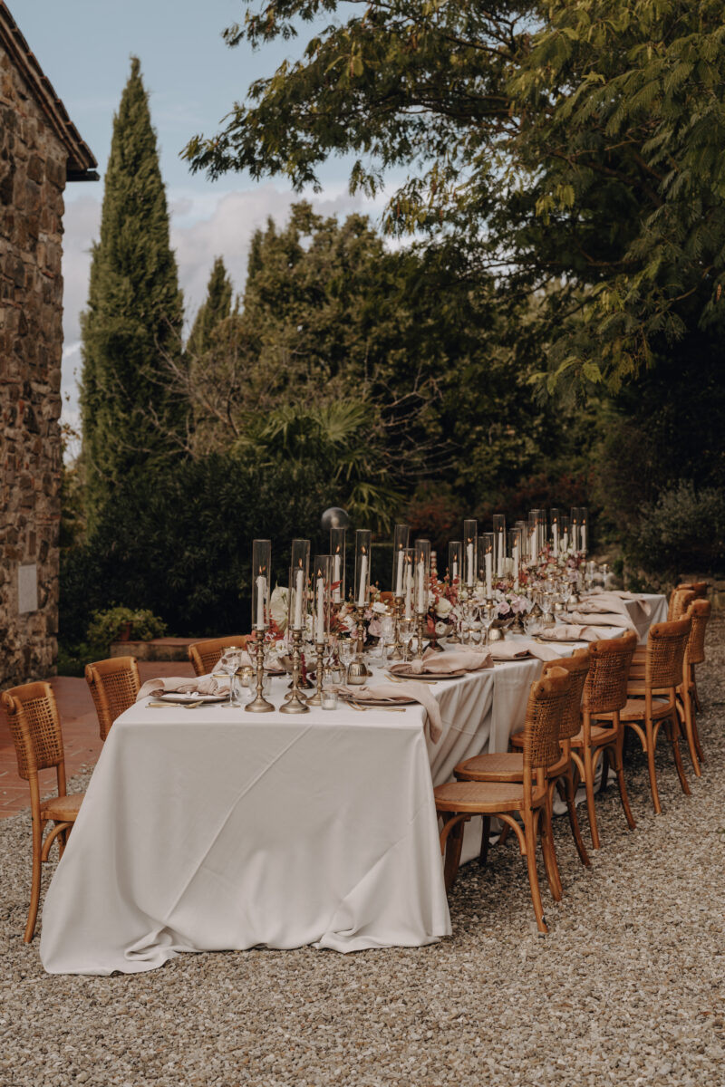 Destination Wedding Portfolio geschmückter langer Tisch in der Natur