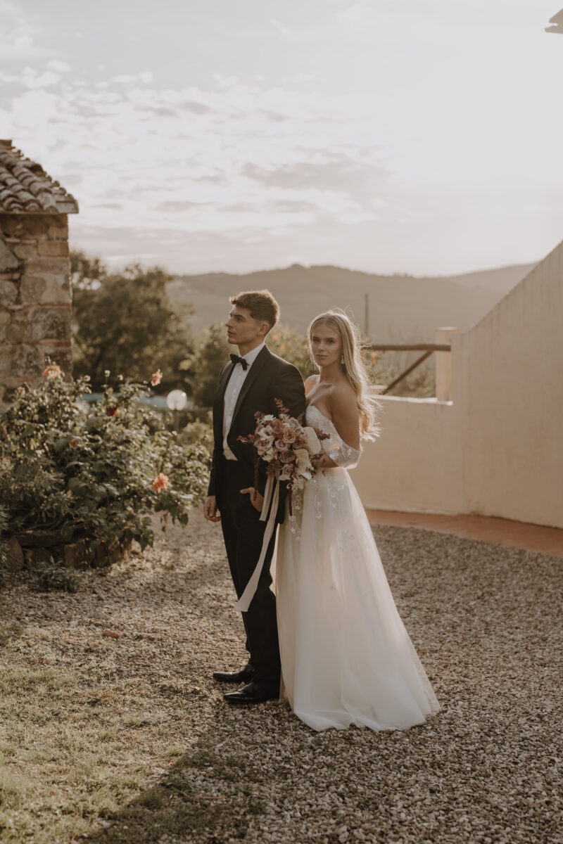 Destination Wedding Portfolio Hochzeitspaar posiert vor Naturkulisse