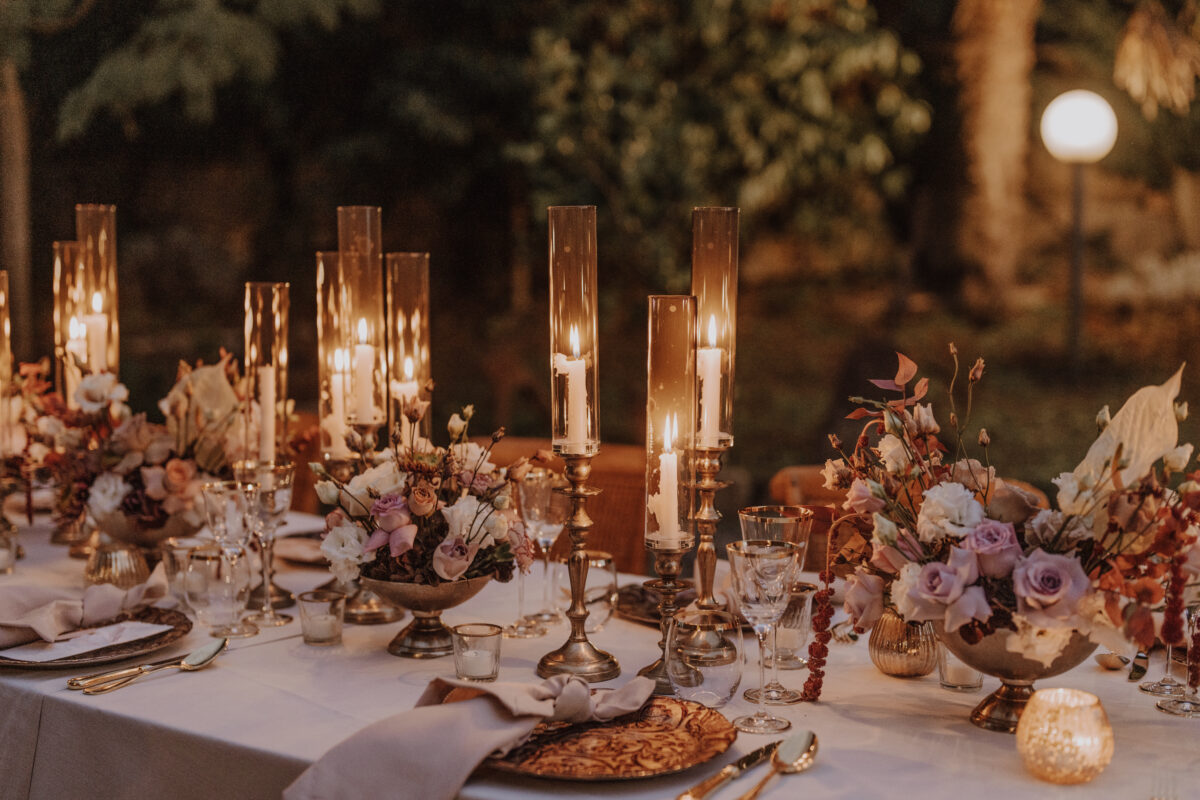 Destination Wedding Portfolio geschmückter Tisch bei Abendstimmung