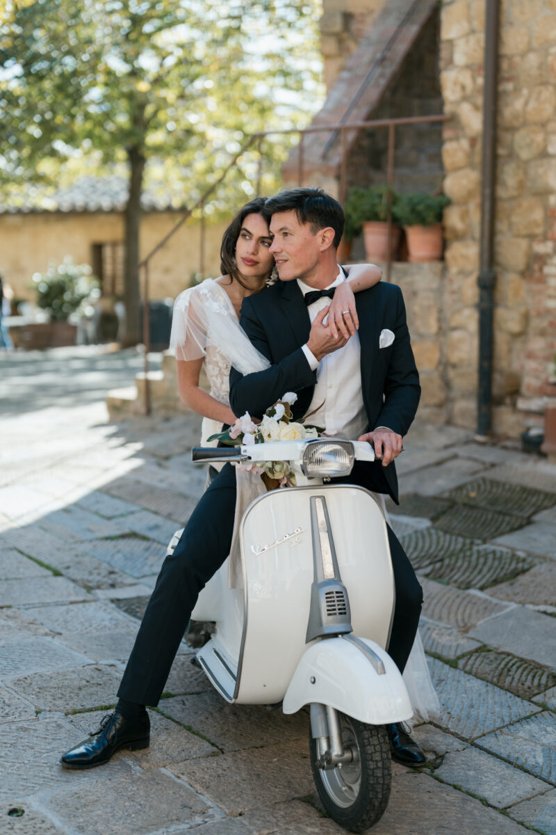 Destination Wedding Portfolio Hochzeitspaar posiert auf weißem Motorroller