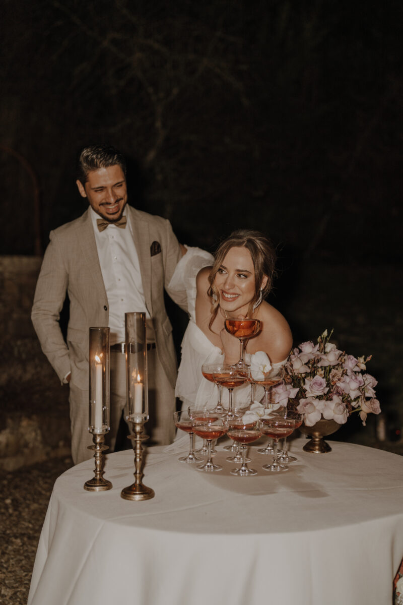 Destination Wedding Portfolio Brautpaar am Tisch mit Blumen