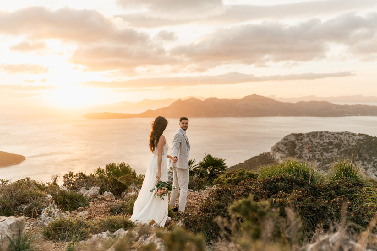 Destination Wedding Portfolio Hochzeitspaar vor wunderschöner Naturkulisse am Meer