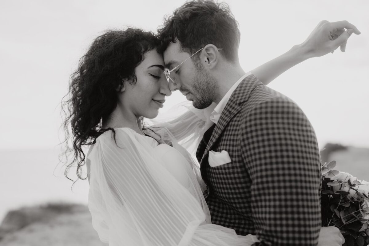 After Wedding Portfolio, Braut und Bräutigam stehen eng beieinander. Beide haben die Augen geschlossen und die Nasenspitzen aneinander.