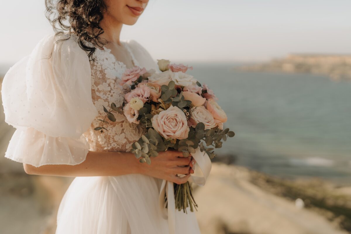 After Wedding Portfolio, Detailfoto des Brautstrauß. Braut hält einen Blumenstrauß mit hellen Rosen. Der Blumenstrauß ist bildfüllend