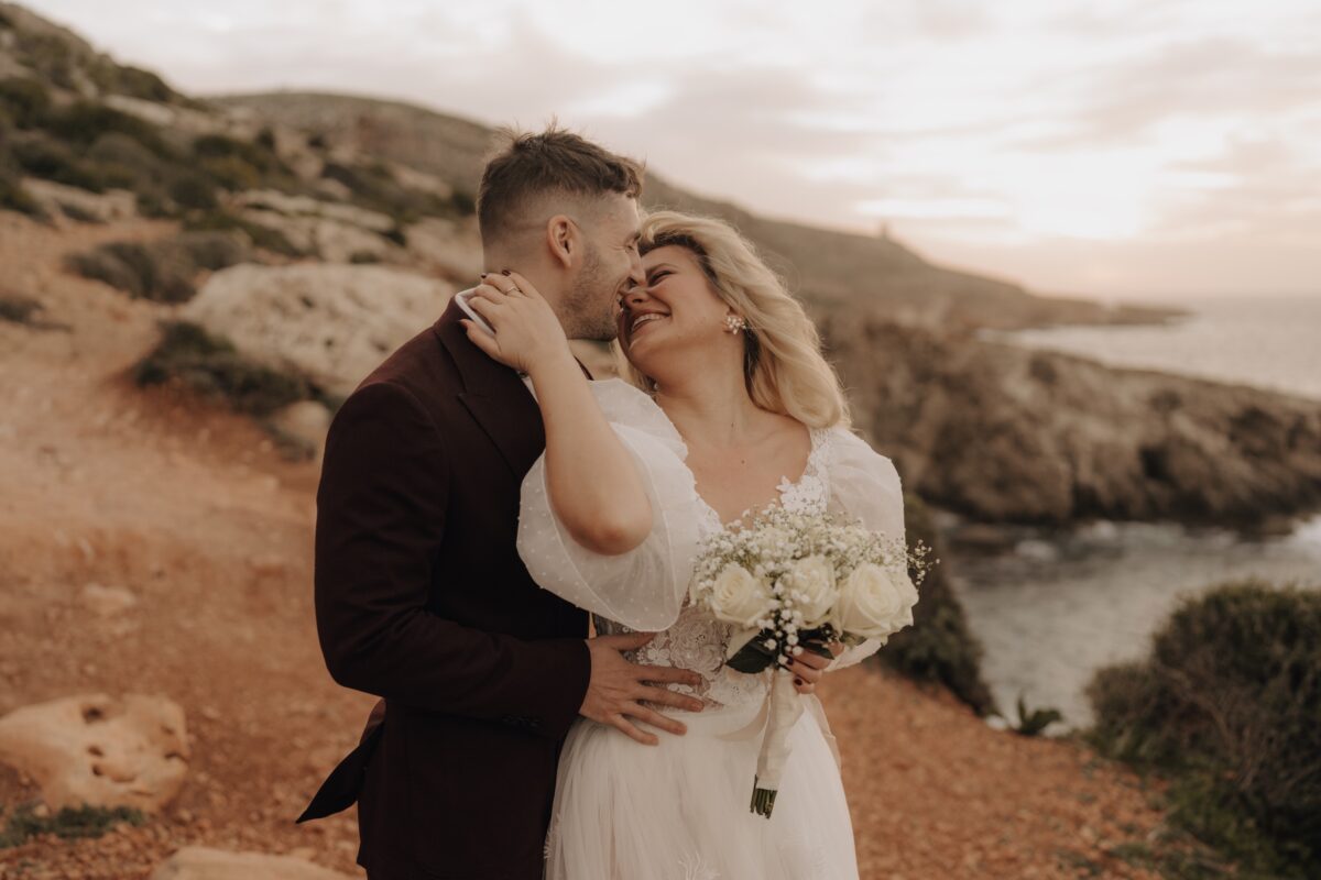 After Wedding, der Bräutigam hält die Braut,