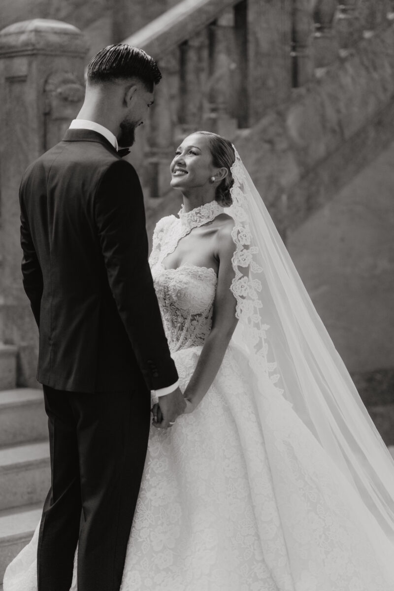 Hochzeitsportfolio, emotionaler Moment zwischen Braut und Bräutigam während des Paarshootings, Brautpaar steht voreinander und gucken sich tief in die Augen | Hochzeitsfotografin Köln