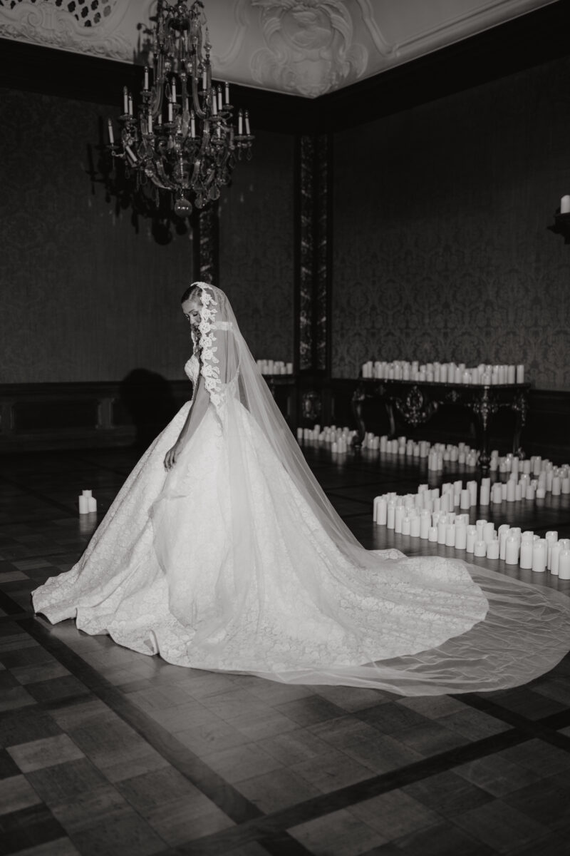 Hochzeitsportfolio, Braut mit langer Schleppe im Kerzenlicht einer Hochzeitslocation | Hochzeitsfotografie Köln