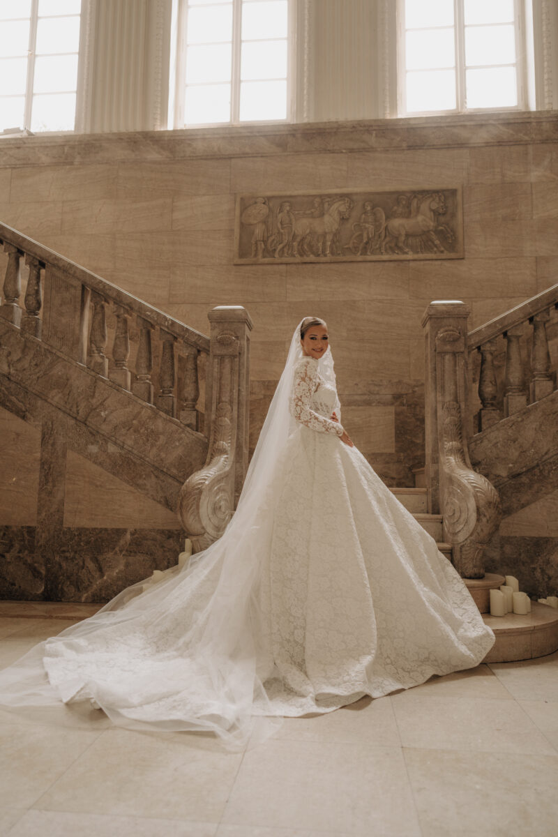 Hochzeitsportfolio, Braut mit langer Schleppe auf historischer Treppe | Hochzeitsfotografin NRW