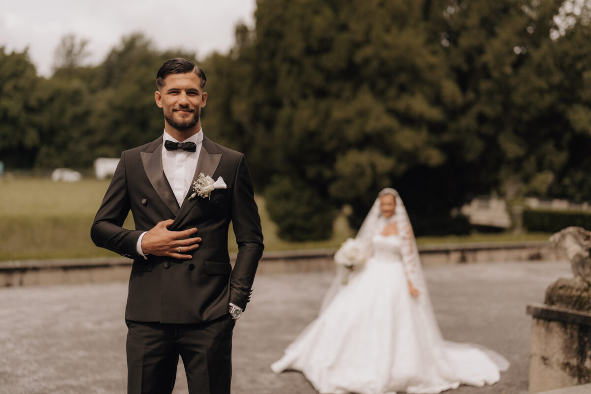 Hochzeitsportfolio, Bräutigam wartet auf seine Braut während eines emotionalen First Looks | Hochzeitsreportage NRW
