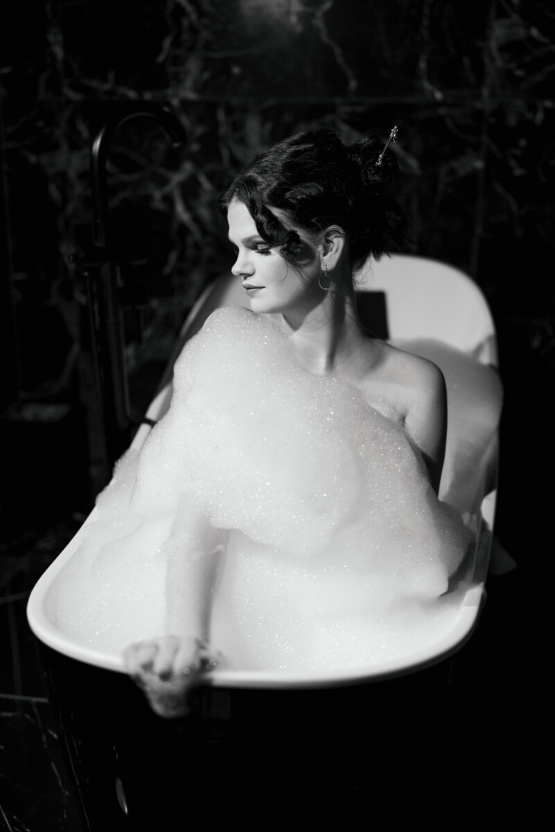 Akt- und Erotikfotografie Portfolio, Frau mit hochgesteckten Haaren in Badewanne mit Schaum