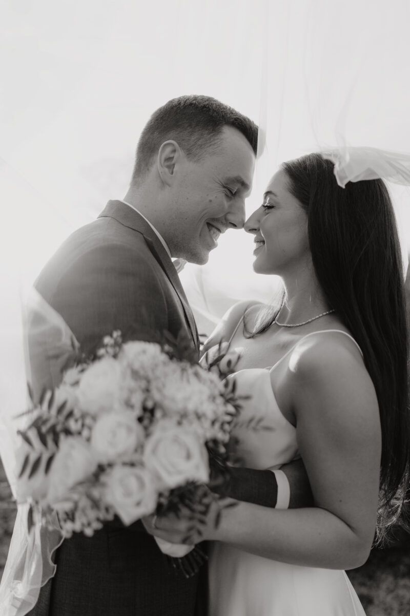 Hochzeitsportfolio, romantisches Brautpaarporträt mit Brautstrauß in Schwarzweiß | Hochzeitsreportage NRW