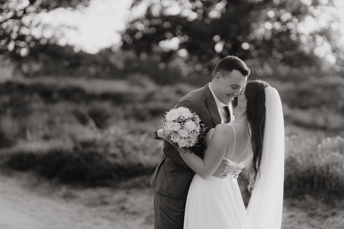 Hochzeitsportfolio, romantisches Brautpaarshooting im natürlichen Licht in Schwarzweiß | Hochzeitsfotografin NRW