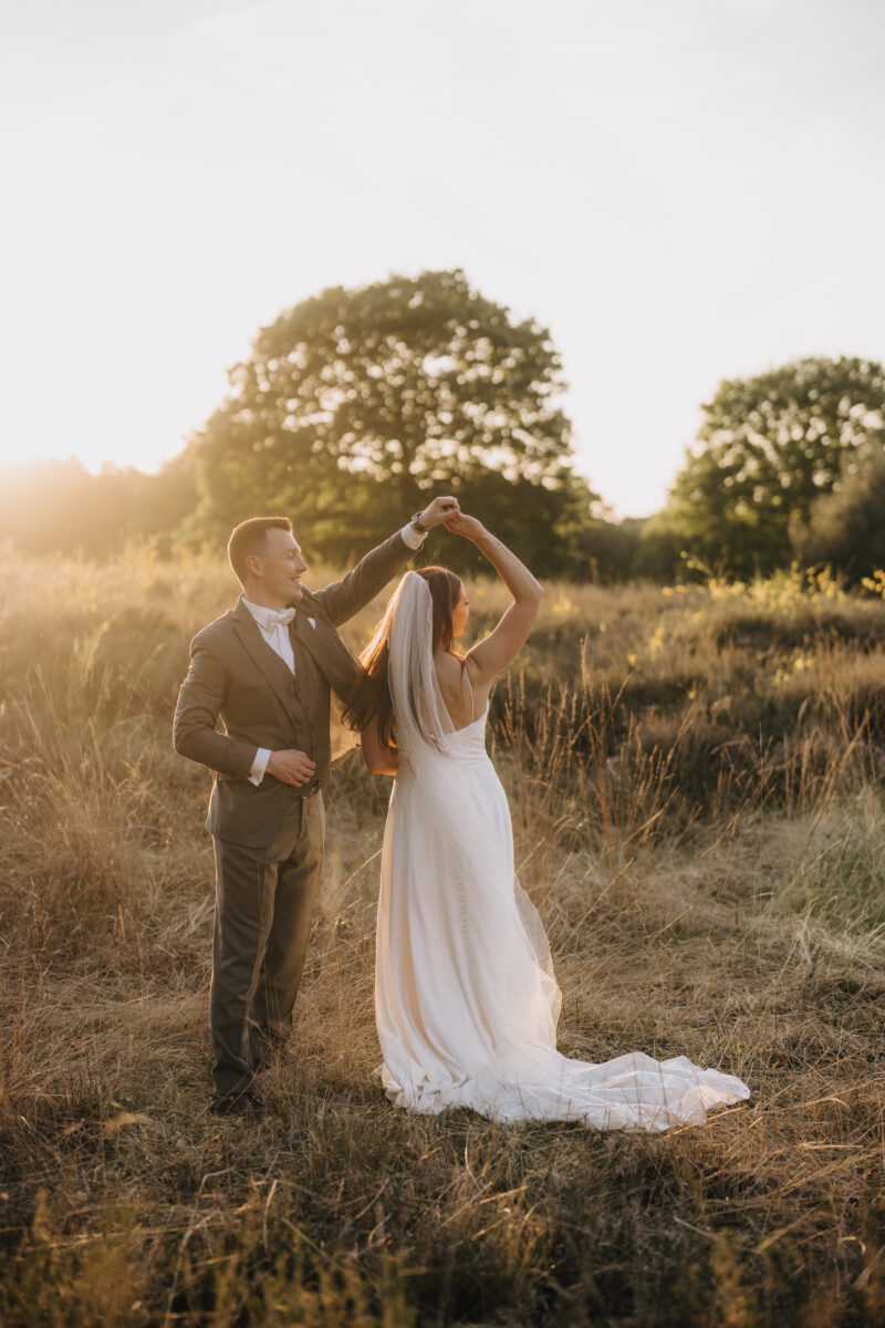 Hochzeitsportfolio, Brautpaar tanzt gemeinsam im warmen Abendlicht während des Paarshootings | Hochzeitsfotografie NRW