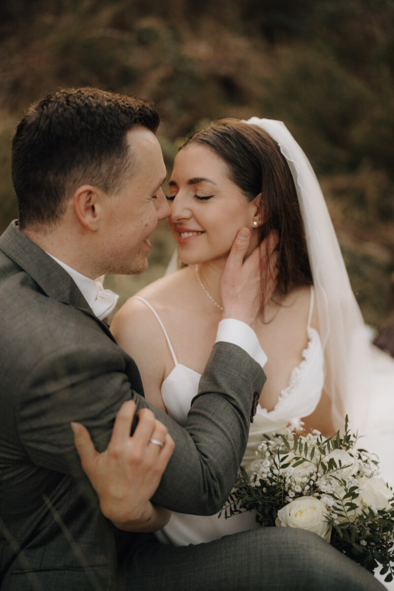 Hochzeitsportfolio, verliebtes Brautpaarporträt während des Paarshootings | Hochzeitsfotografie Köln