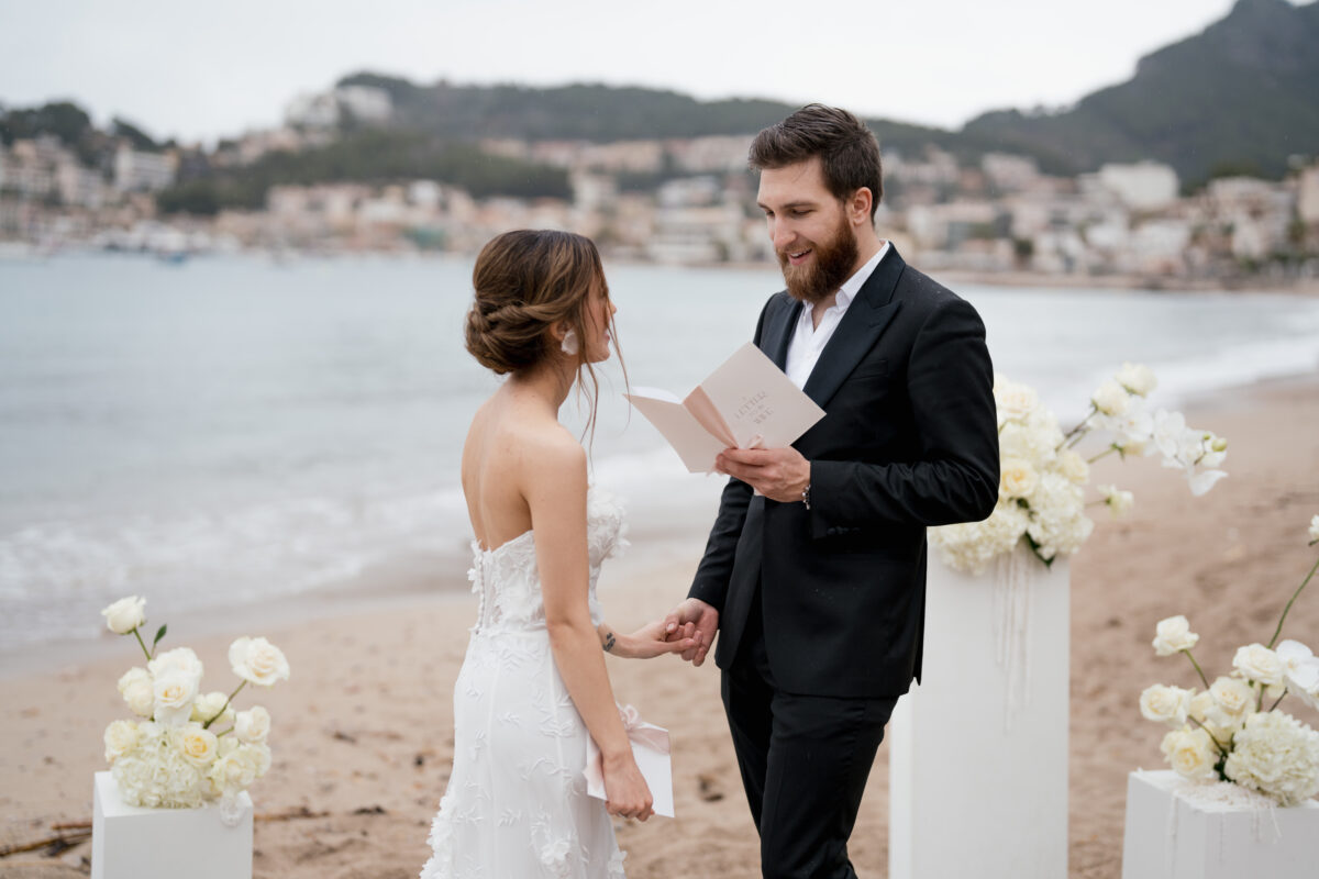 Destination Wedding Portfolio Hochzeitspaar hält Reden vor Strandhintergrund