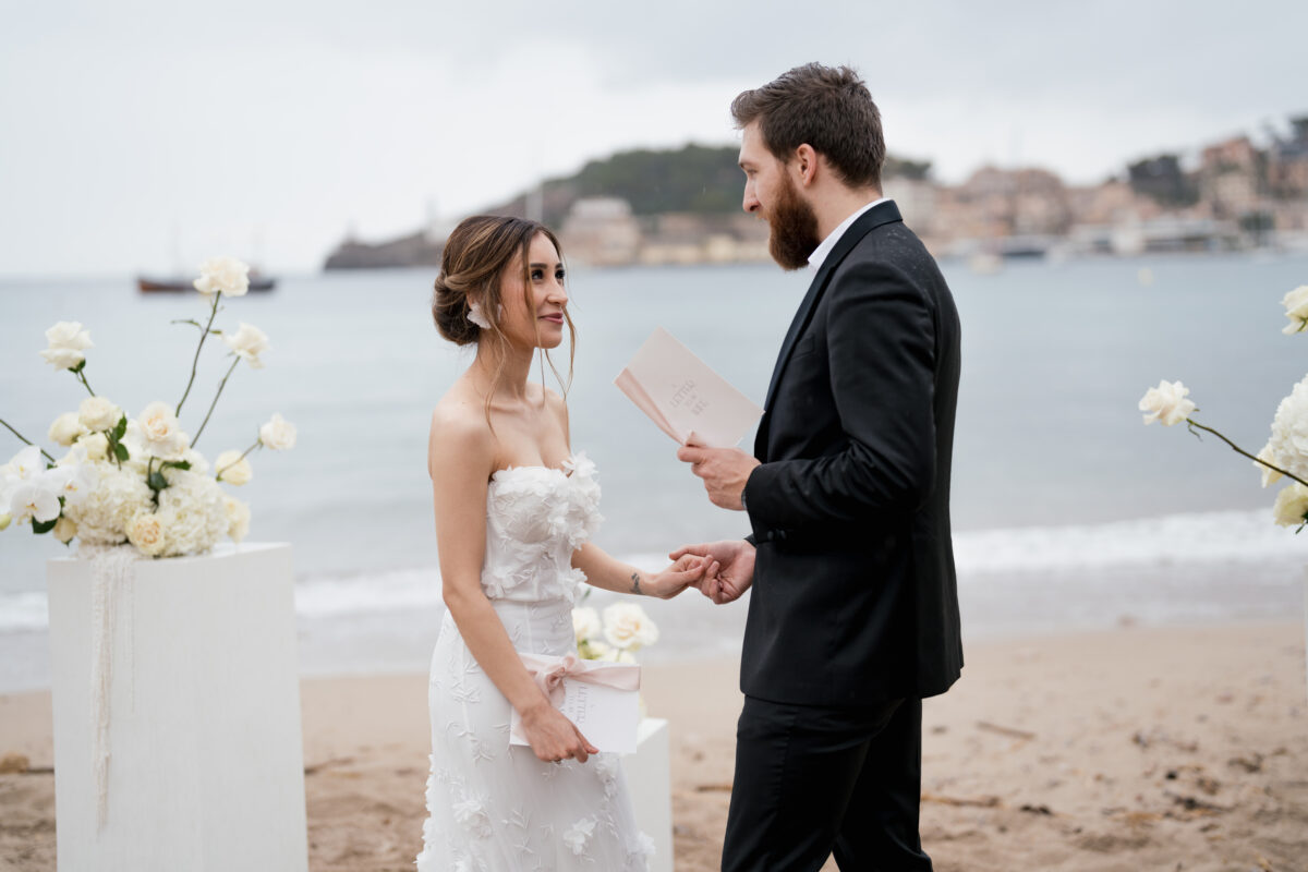 Destination Wedding Portfolio Hochzeitspaar hält Reden vor Strandhintergrund