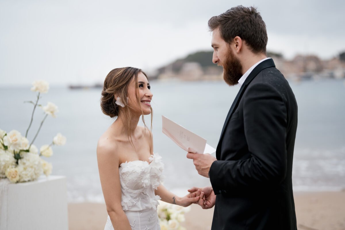 Destination Wedding Portfolio Hochzeitspaar tauscht am Strand Reden aus