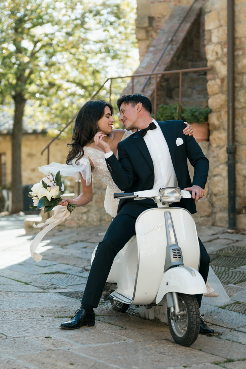 Hochzeitsportfolio, Brautpaar ist kurz davor sich zu küssen auf einer Vespa beim Hochzeitsshooting | Hochzeitsfotografin Köln
