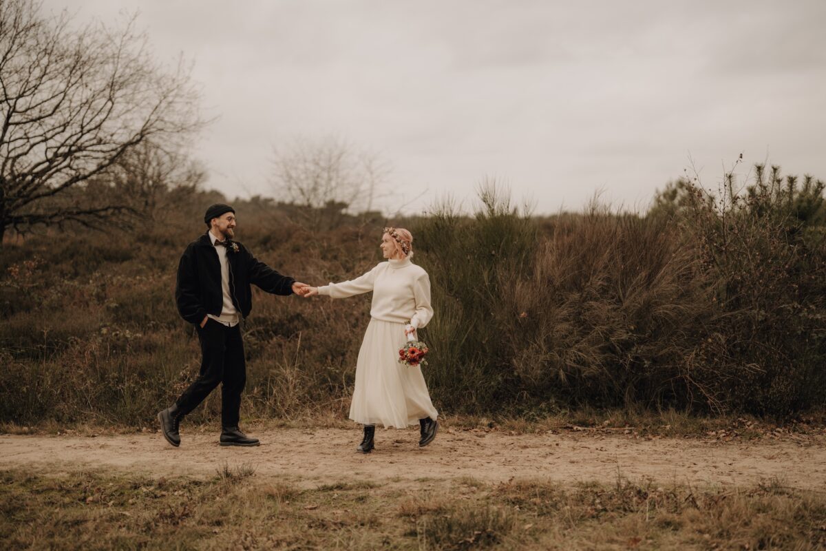 After Wedding Portfolio, Braut und Bräutigam halten sich an der Hand. Beide stehen sich gegenüber und gehen aufeinander zu.