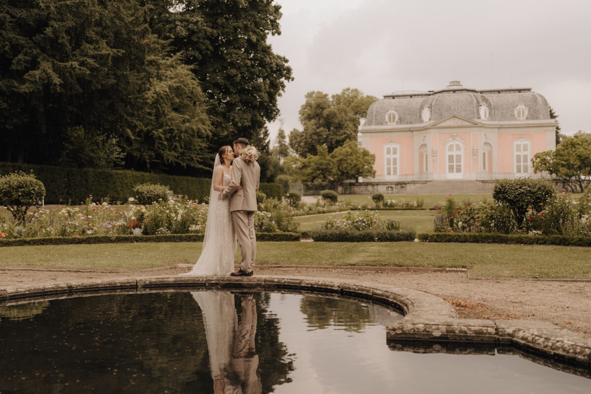Hochzeitsportfolio, Brautpaarshooting mit Spiegelung im Wasser vor einem Schloss | Hochzeitsfotografin NRW