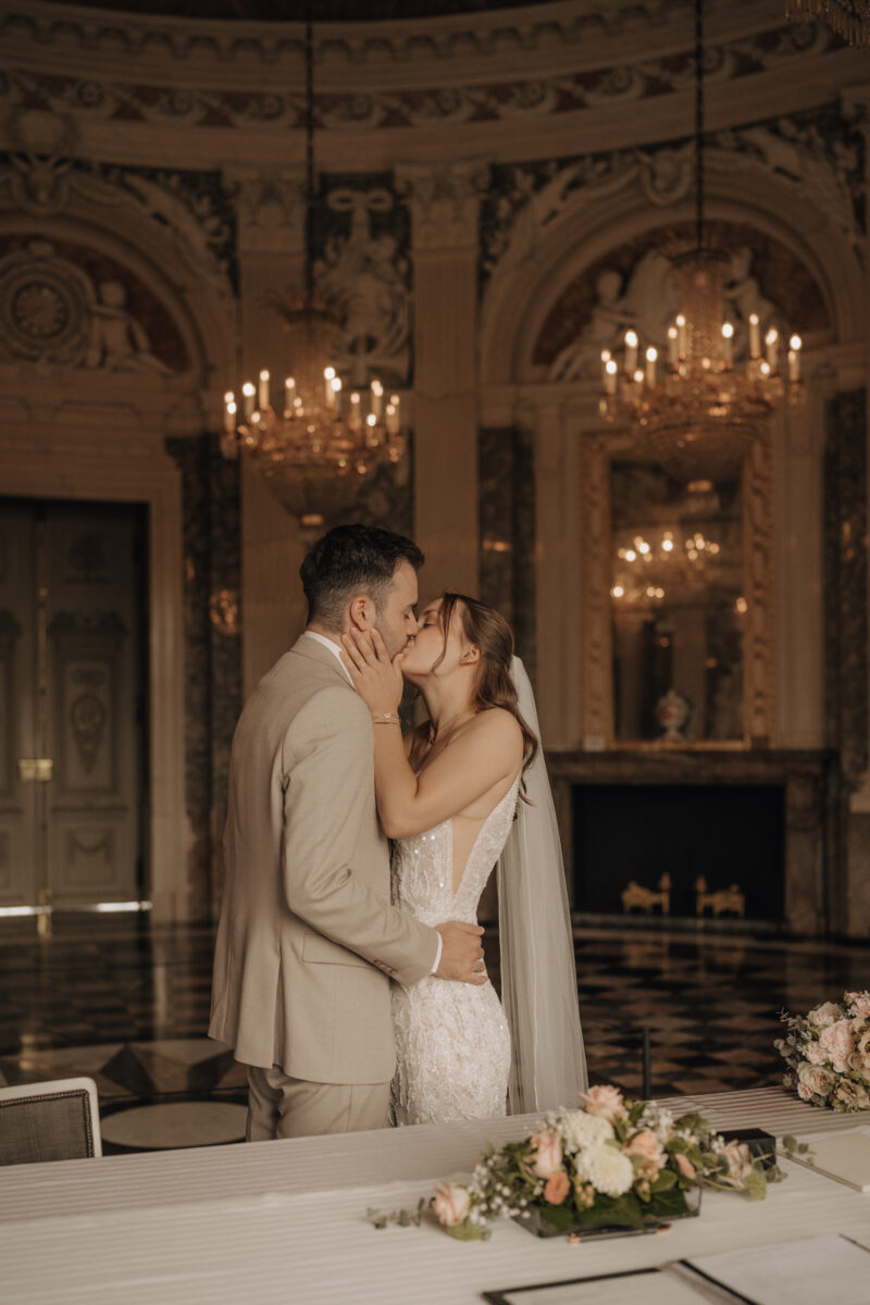 Hochzeitsportfolio, Hochzeitskuss im Schloss