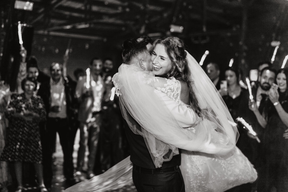 Hochzeitsportfolio, Brautpaar tanzt eng umarmt auf der Tanzfläche, Braut lacht herzlich | Hochzeitsfotografie Köln