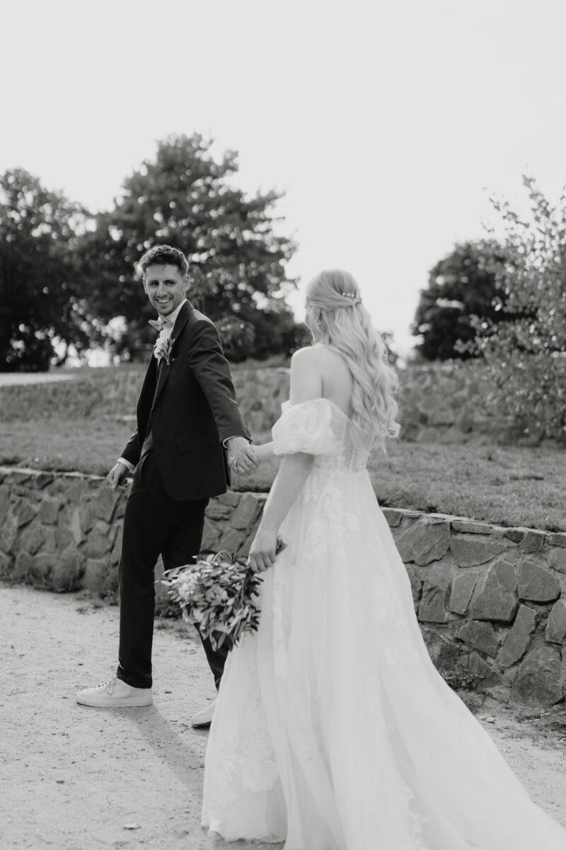 Hochzeitsportfolio, Brautpaar läuft gemeinsam während des Paarshootings in Schwarzweiß | Hochzeitsfotografin NRW