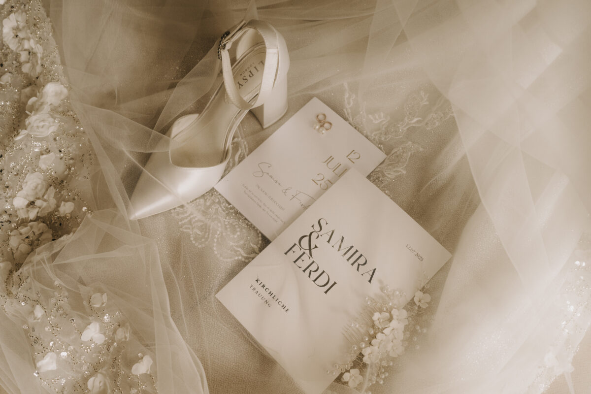 Hochzeitsportfolio, Flatlay aus Schleier, Brautschuh und der Hochzeitseinladung