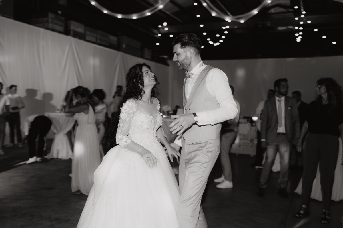 Hochzeitsportfolio, Brautpaar tanzt gemeinsam auf der Tanzfläche | Hochzeitsreportage NRW