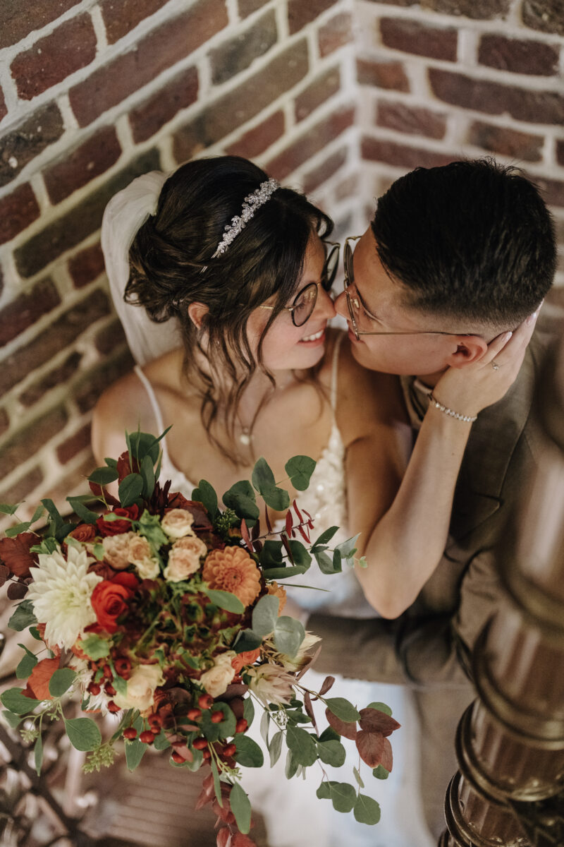 Hochzeitsportfolio, Brautpaar ist zueinander geneigt und kurz davor sich zu küssen, beide haben die Augen geschlossen | Hochzeitsfotografin NRW