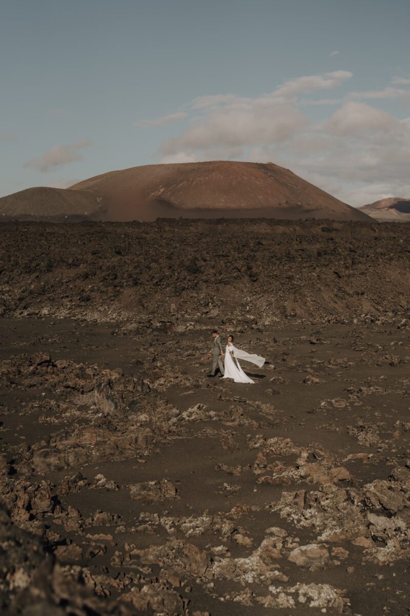 Destination Wedding Portfolio Hochzeitspaar in weiter Landschaft auf Lanzarote