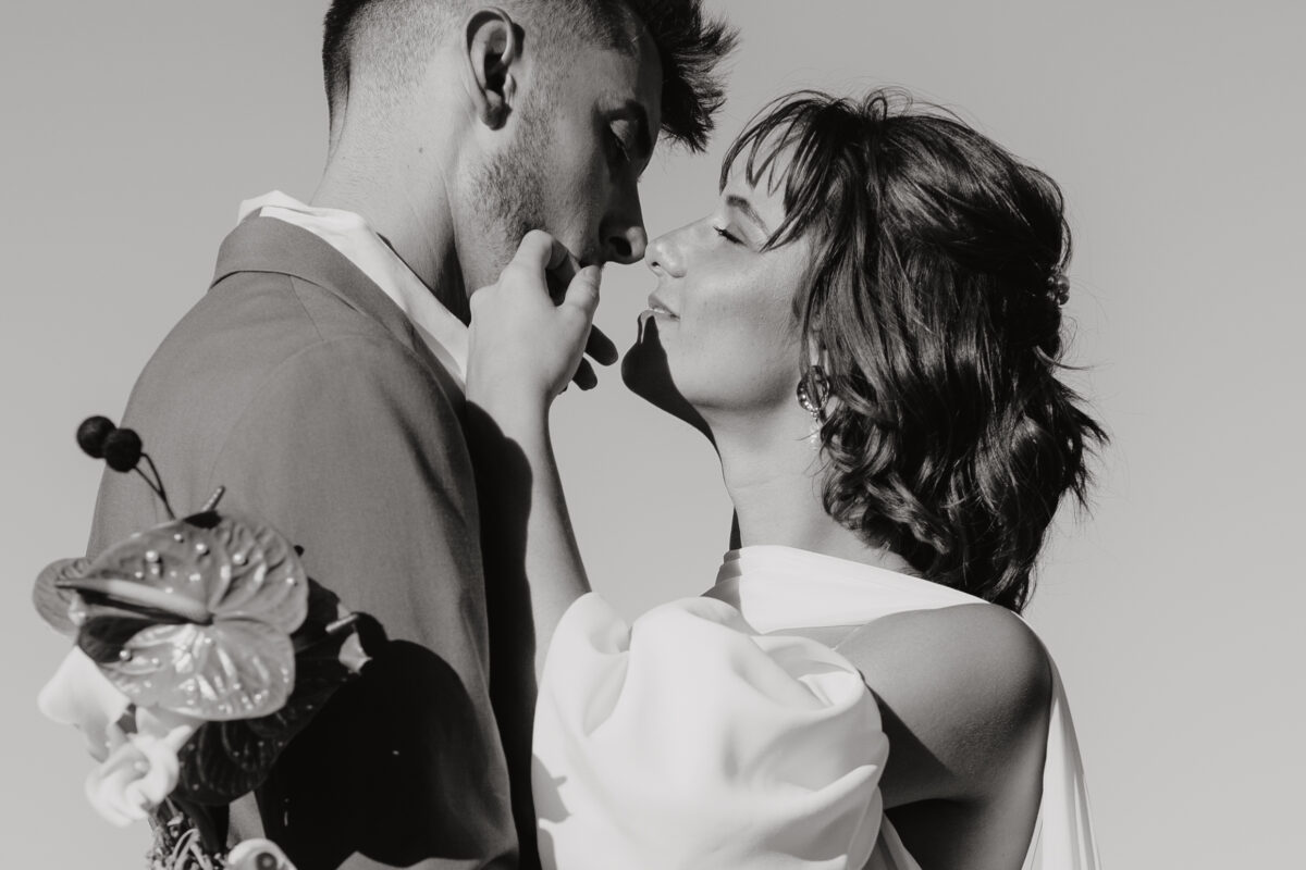 Destination Wedding Portfolio Hochzeitspaar tauscht verliebte Blicke aus, schwarz-weiß