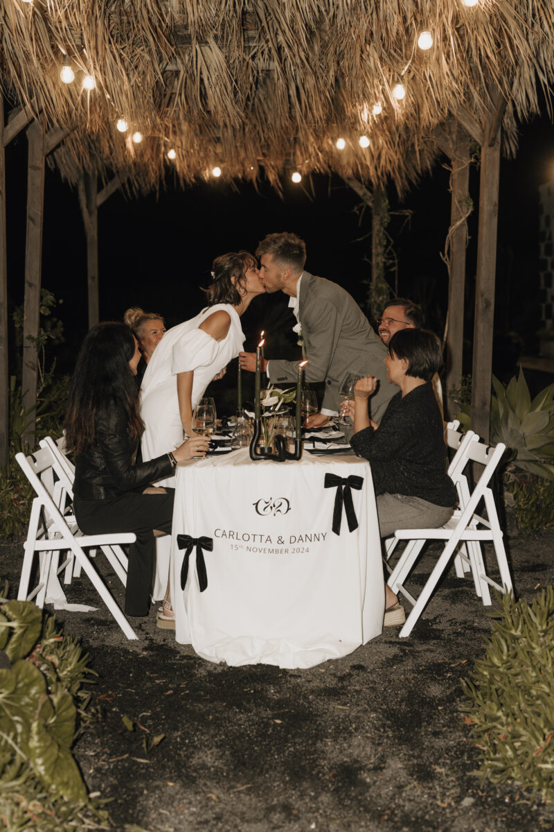 Destination Wedding Portfolio Hochzeitspaar am geschmückten Tisch